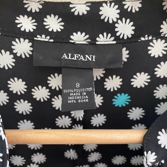 Patterned Long-Sleeve Button-Up Blouse - Picture 5 of 5